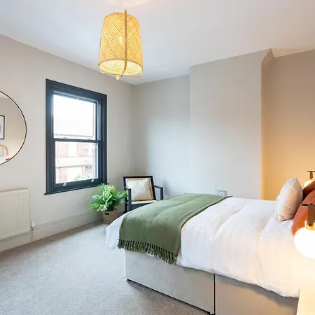 Stunning Scandi Abode In Manchester Parking Exterior foto