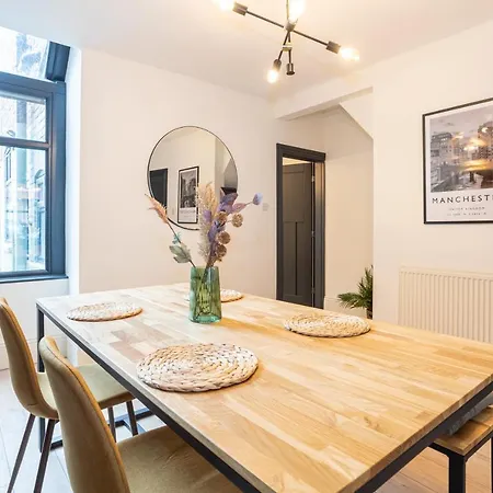 Stunning Scandi Abode In Manchester Parking Exterior foto