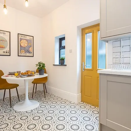Stunning Scandi Abode In Manchester Parking Exterior foto