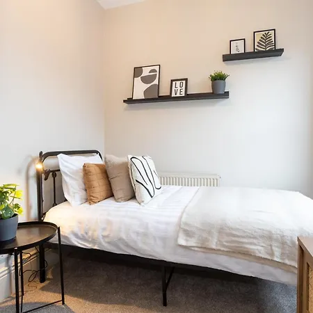 Stunning Scandi Abode In Manchester Parking Exterior foto