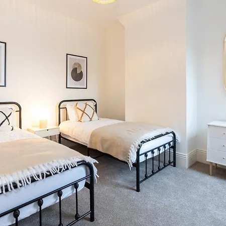 Stunning Scandi Abode In Manchester Parking Exterior foto