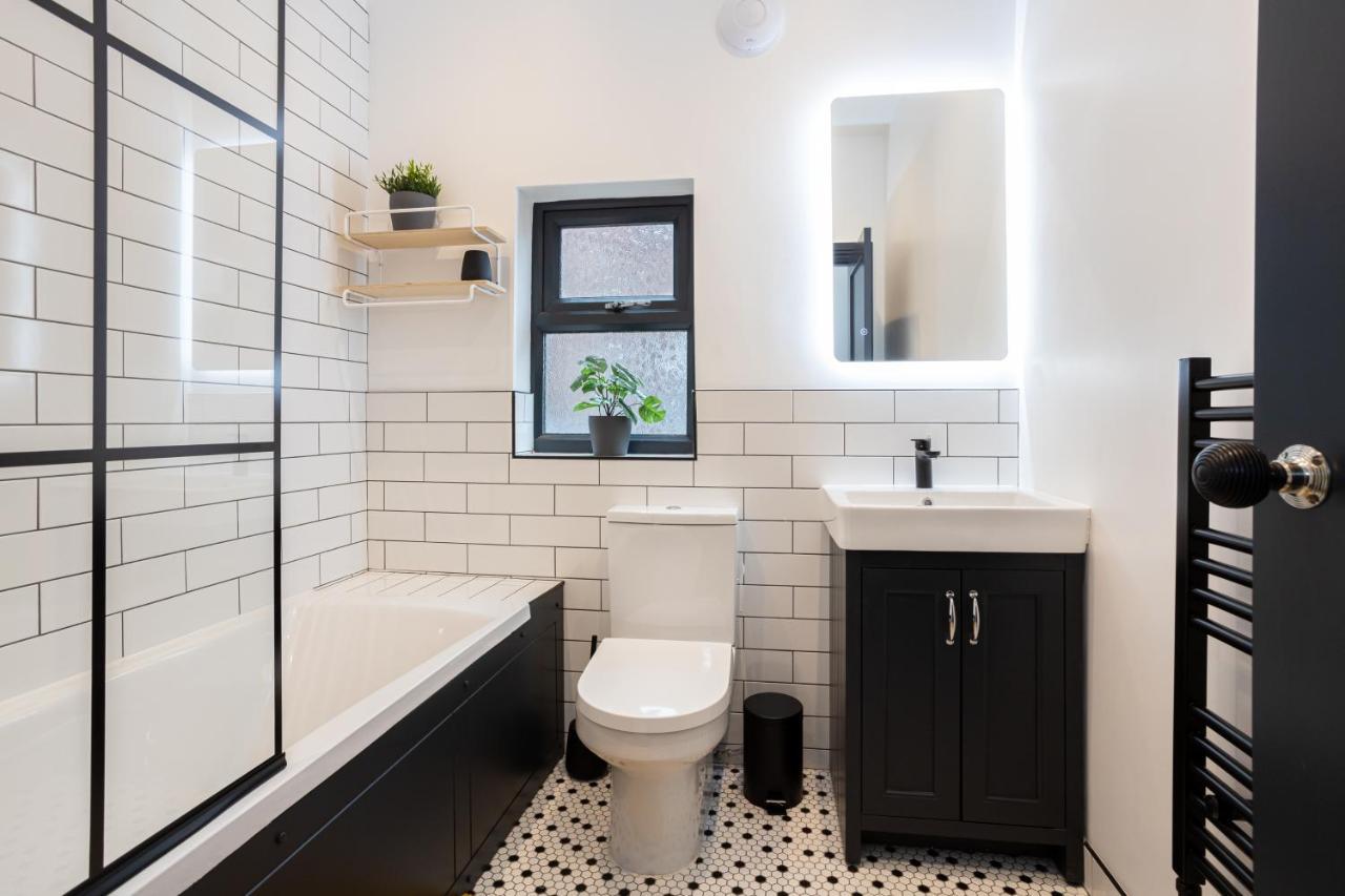 Stunning Scandi Abode In Parking Ferienhaus Manchester
