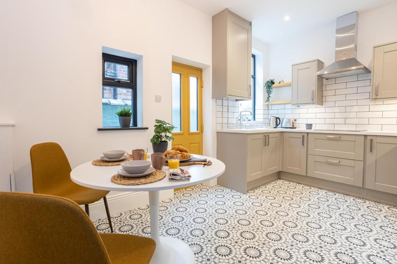 Stunning Scandi Abode In Parking Ferienhaus Manchester